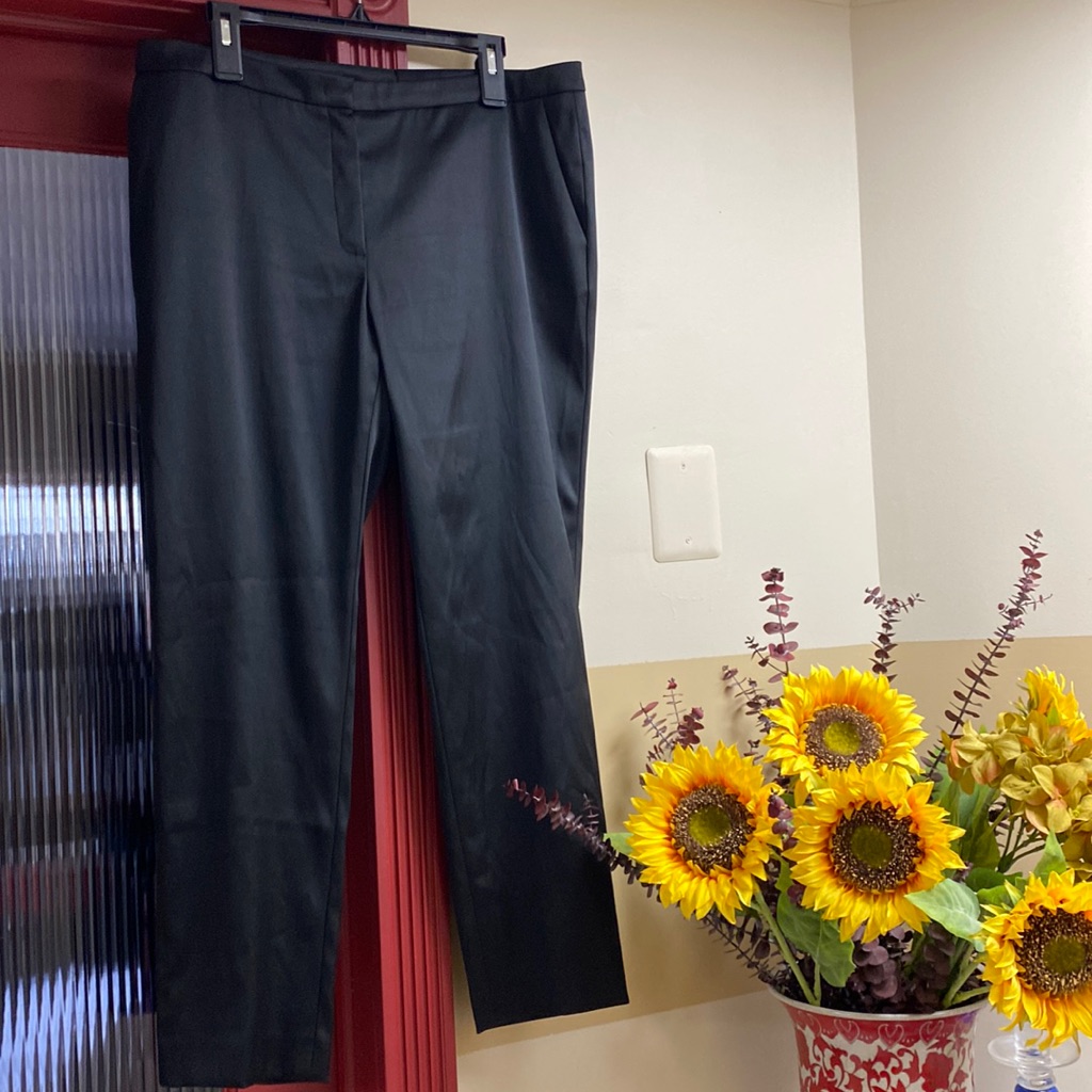 Escada Beautiful Shimmery Black Pants With Pockets